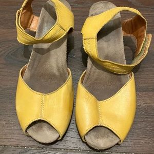 Tao mustard 37 sandal